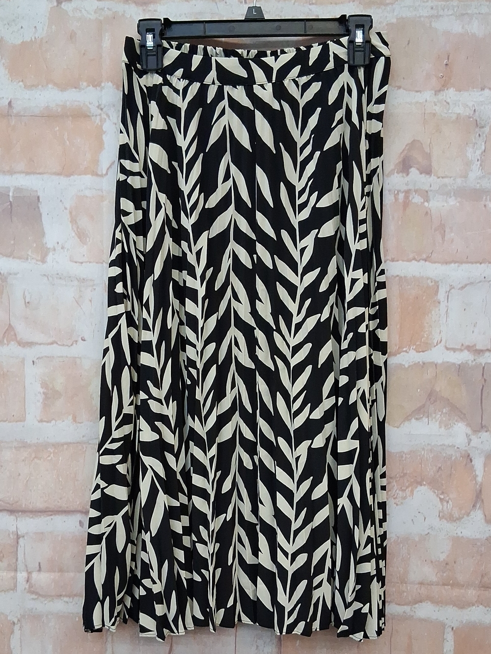 NWT Skies Are Blue Black and Cream Leaf-Print Pleated Maxi Skirt